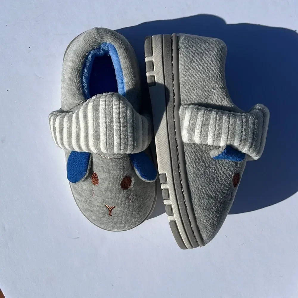 NWOT Boys Toddler Animal Slippers Striped, 18/19